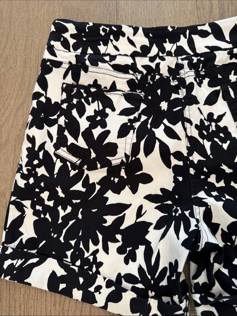 Soft Surroundings Shorts Black‎ White Floral Cuffed Hem Women’s Medium Pockets